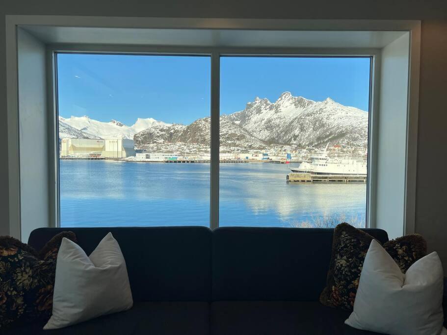 Sentrumsnaer Leilighet Med Utsikt Svolvær Esterno foto