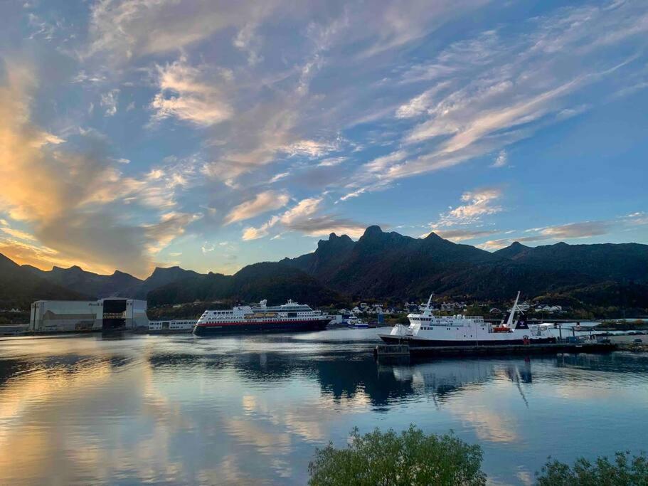 Sentrumsnaer Leilighet Med Utsikt Svolvær Esterno foto